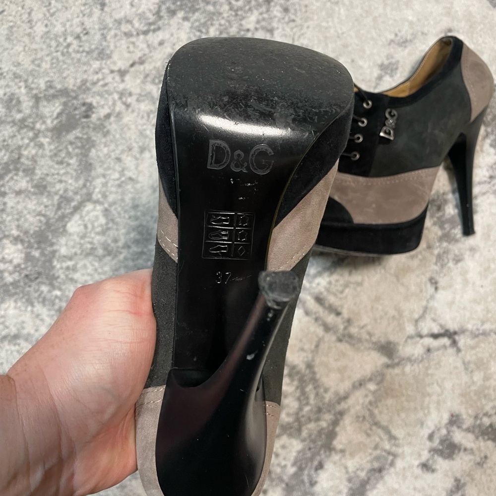 D&G Women's Black and Tan Heeled Oxfords - Picture 2 of 4